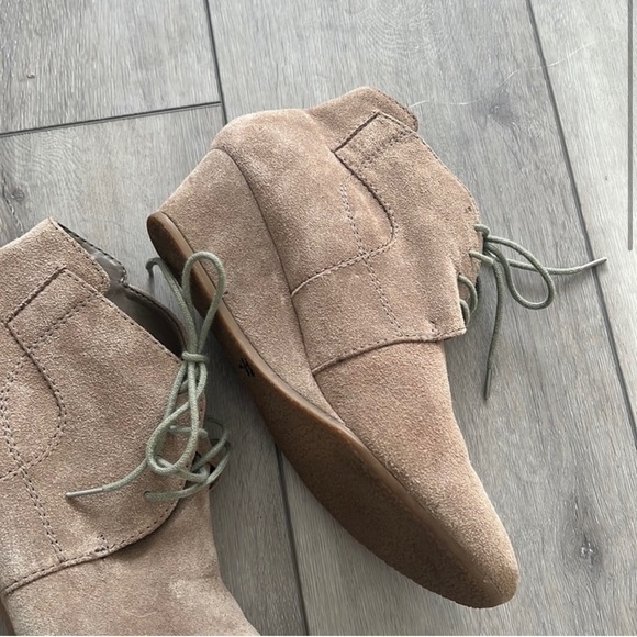 NINE West nude suede lace up wedge bootie size 8.5 - Picture 6 of 10